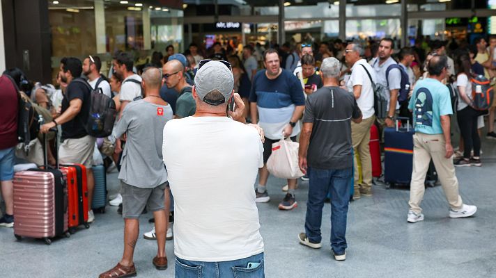 Telediario 2 - La rotura de una catenaria en la línea al sur de Madrid provoca críticas por los problemas ferroviarios de la sección