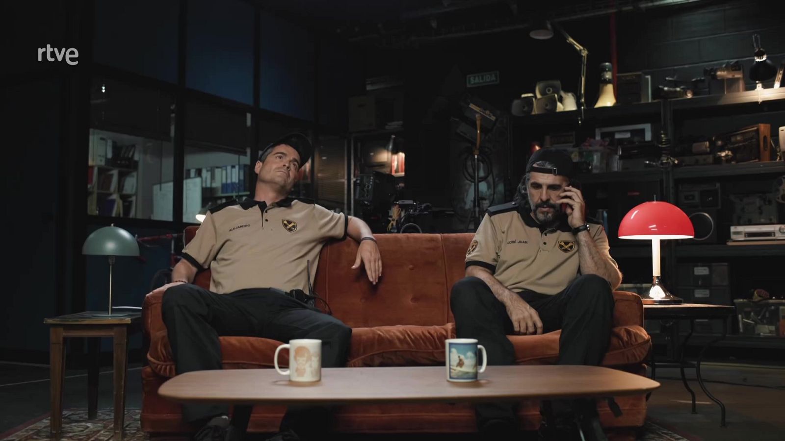 JJ Vaquero y Álex Clavero presentarán a partir del 14 de julio en RTVE 'La Garita', un espacio en el que, convertidos en dos vigilantes de seguridad con mucho tiempo libre, recorrerán el archivo para repasar algunos momentos míticos de la televisión. ¡No te lo pierdas!