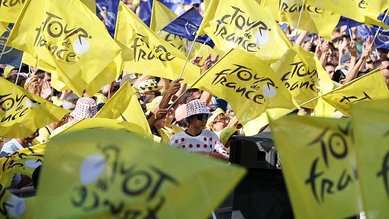 Pogacar bromea con su francés en la presentación del Tour 2025 en Lille