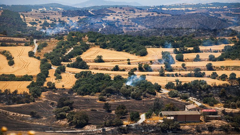 Los bomberos trabajan para controlar los puntos calientes del incendio de Lleida