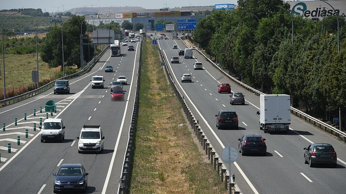 Telediario 2 - Comienza la primera operación salida del verano: la DGT prevé 4,7 millones de desplazamientos