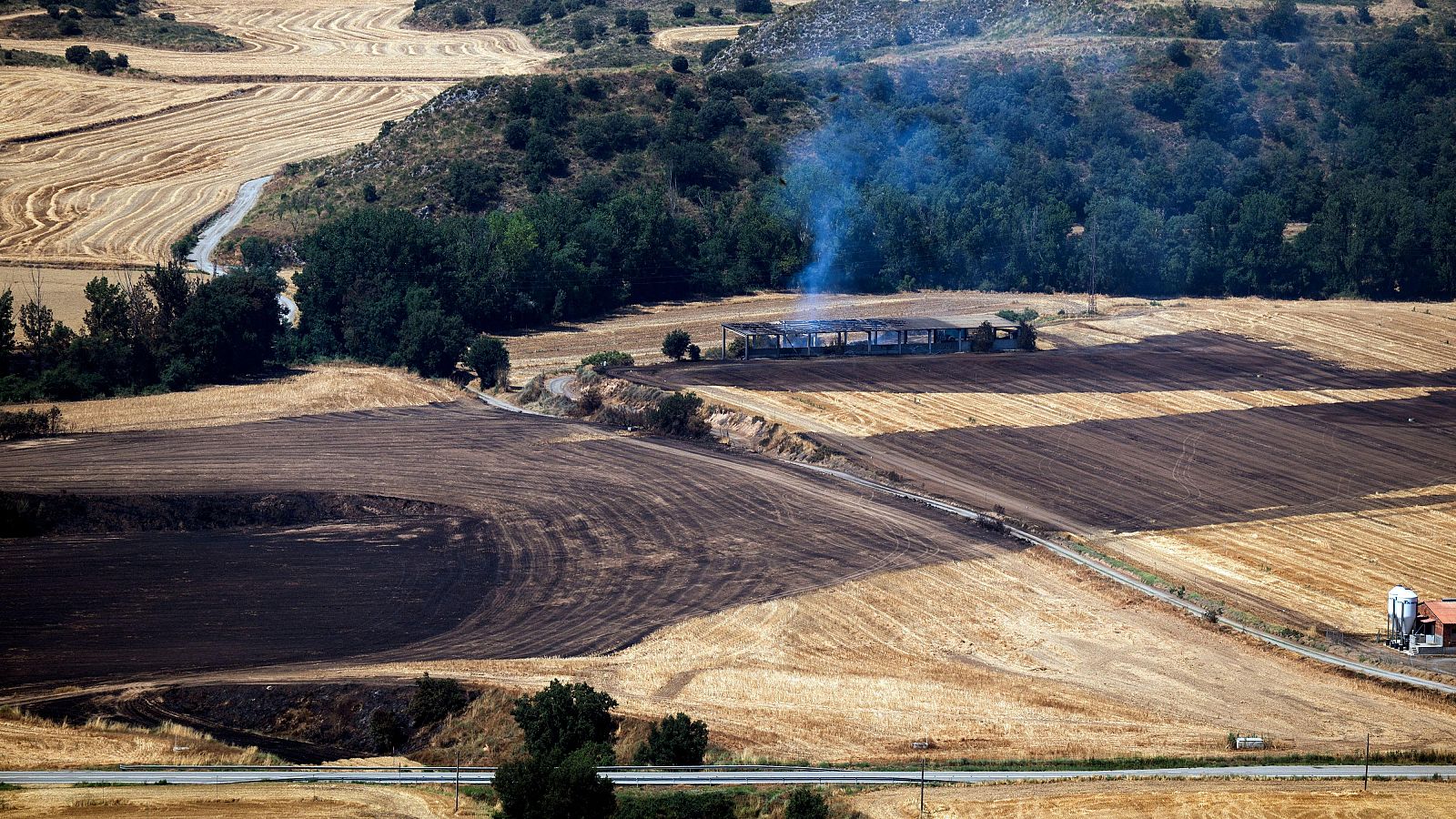 Los servicios de emergencia continúan trabajando para extinguir el incendio de Lleida | Ver