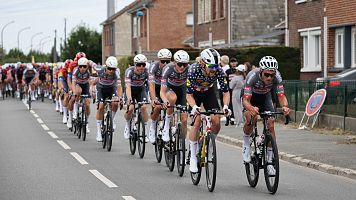 Jasper Philipsen se impone en el primer sprint del Tour 2025 y Evenepoel y Roglic pierden 39"' por un abanico