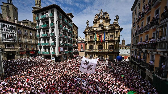 San Fermín - El chupinazo se resiste pero arranca los Sanfermines a grito de "viva Palestina libre"