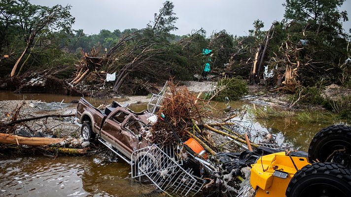 Telediario Fin de Semana - Los servicios de emergencia buscan supervivientes en Texas tras las inundaciones que dejan más de medio centenar de muertos