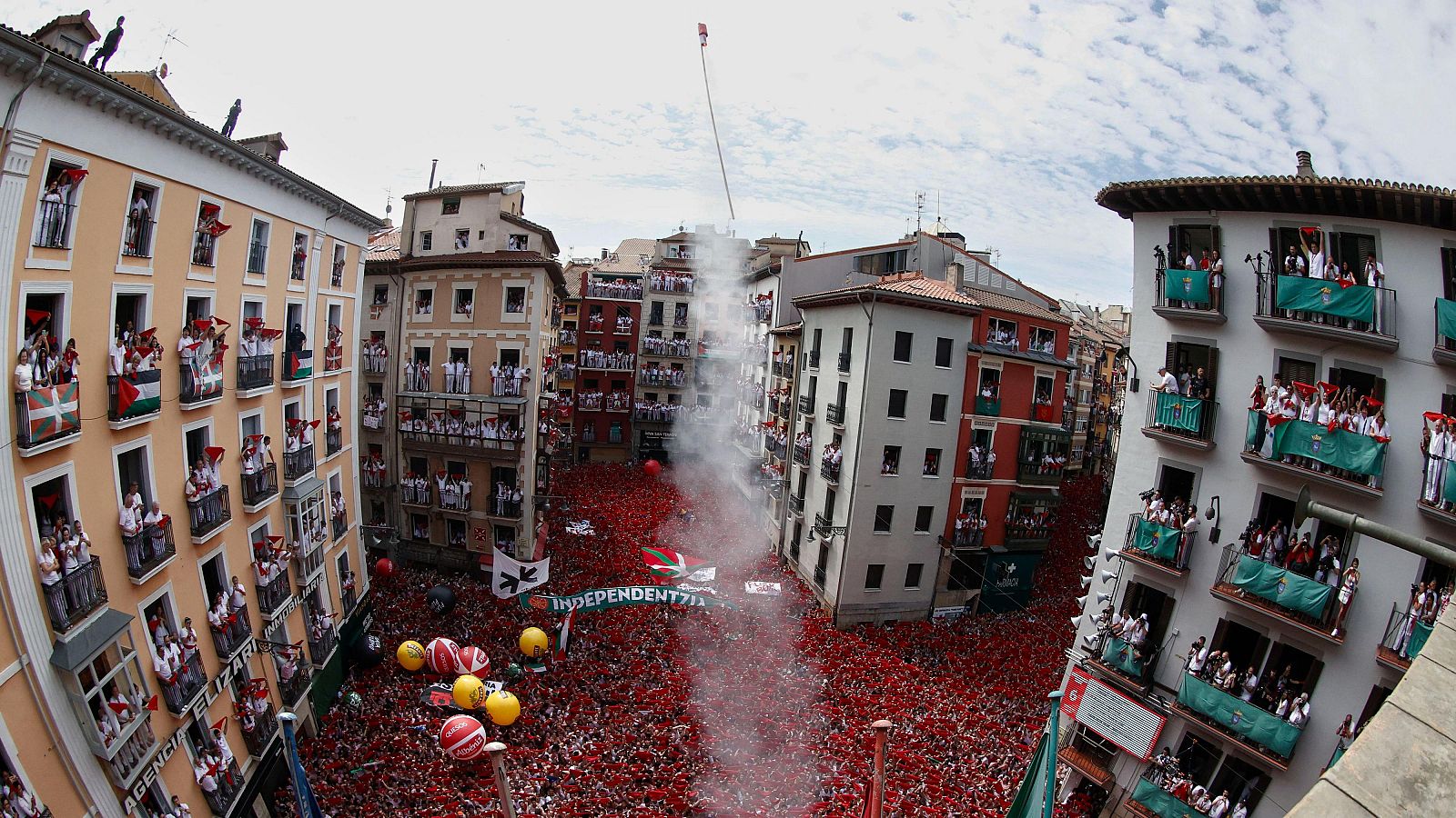 Pamplona da la bienvenida a San Fermn 2025 con un chupinazo en apoyo a Palestina: "Stop genocidio"