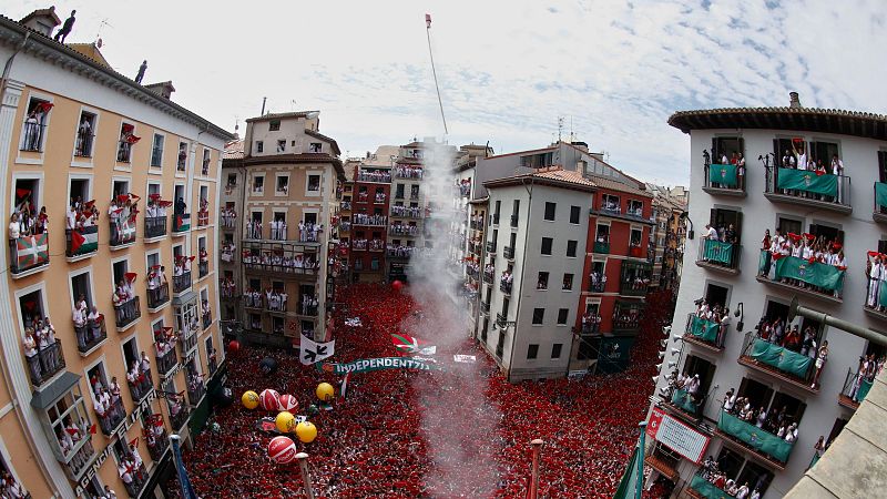 Pamplona da la bienvenida a San Fermn 2025 con un chupinazo en apoyo a Palestina: "Stopgenocidio"