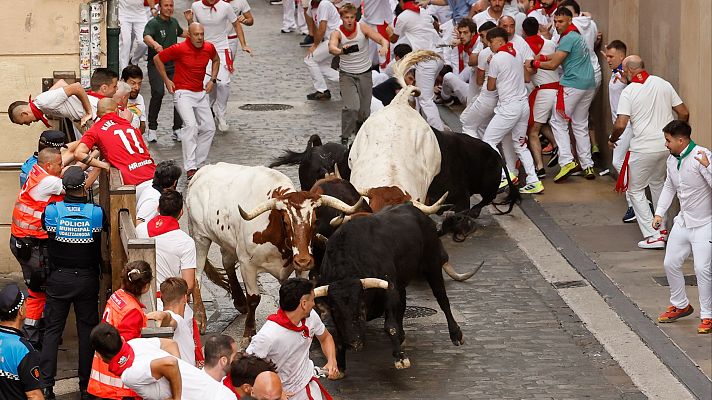 Primer encierro de San Fermín 2025: vídeo a cámara lenta