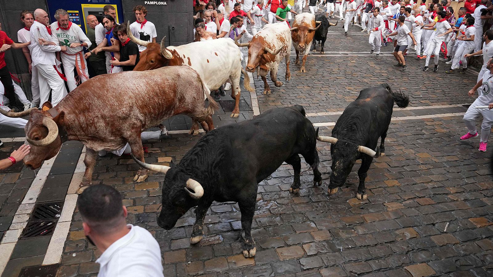 El primer encierro de San Fermín, al detalle: una manada rota protagoniza una accidentada carrera
