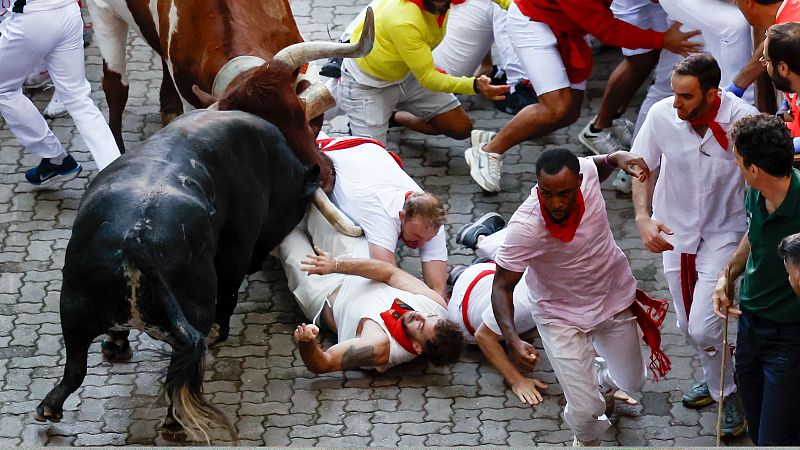 VÍDEO | Segundo encierro de San Fermín 2025: 'Caminante', un toro descolgado, ha protagonizado un encierro largo y peligroso