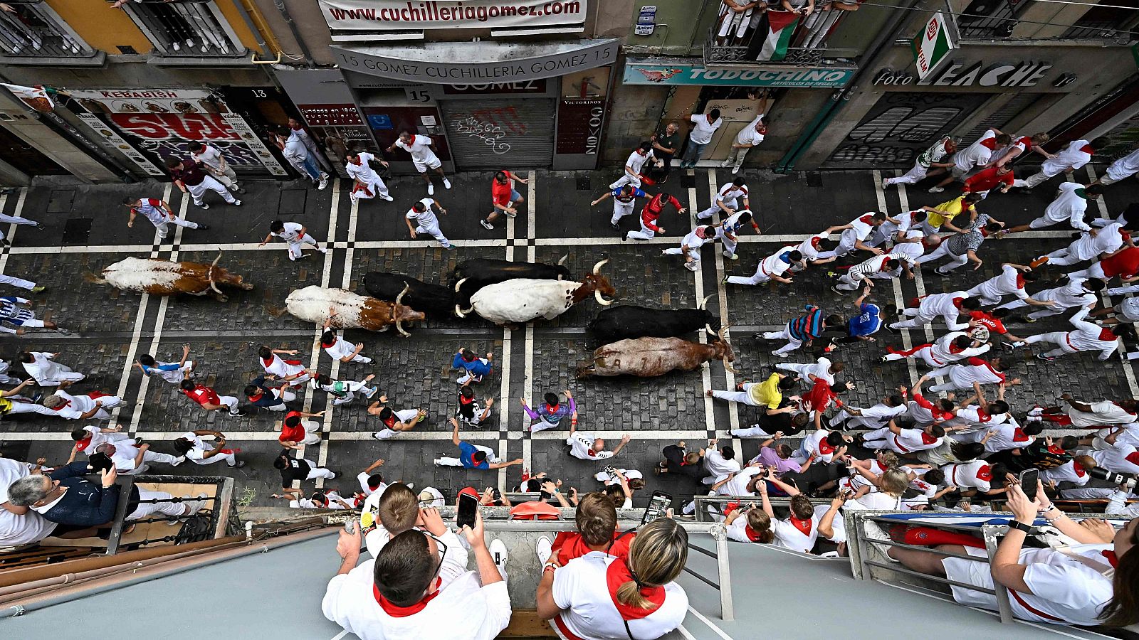 La Policía vigila el encierro de San Fermín desde el cielo | Ver