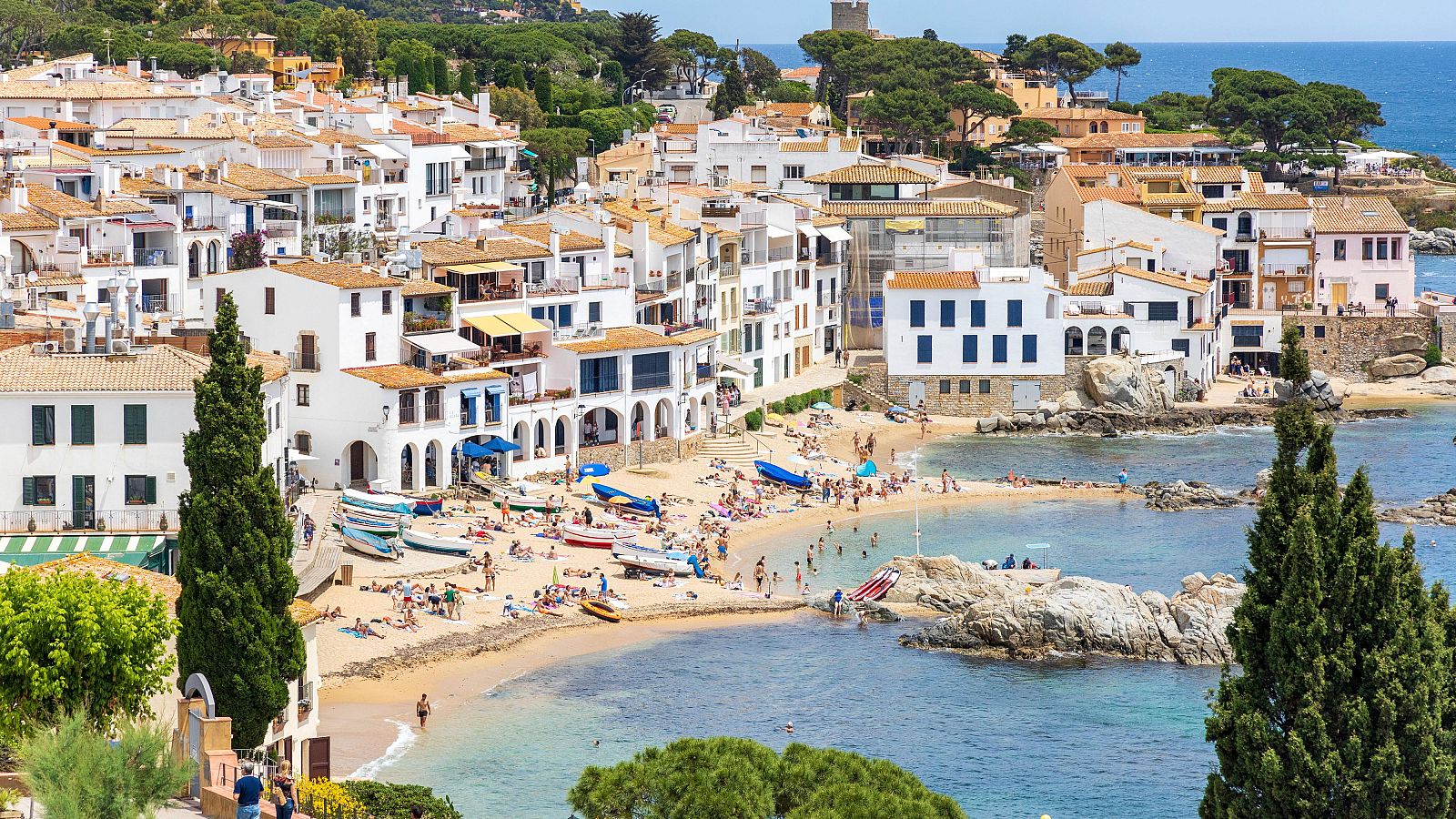 Uno de cada diez españoles planean endeudarse para pagar las vacaciones - Telediario 1 | Ver