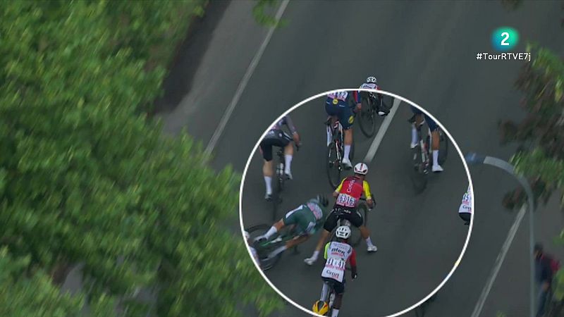 Philipsen abandona el Tour por una dura caída en el sprint intermedio de la 3ª etapa