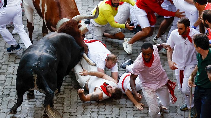 Segundo encierro de San Fermín 2025: vídeo a cámara lenta
