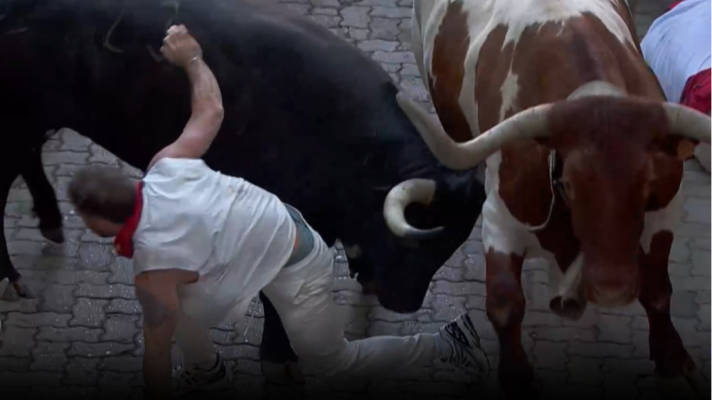 San Fermín - Ágil escapada de las astas de varios toros de un experto corredor en el segundo encierro de San Fermín 2025