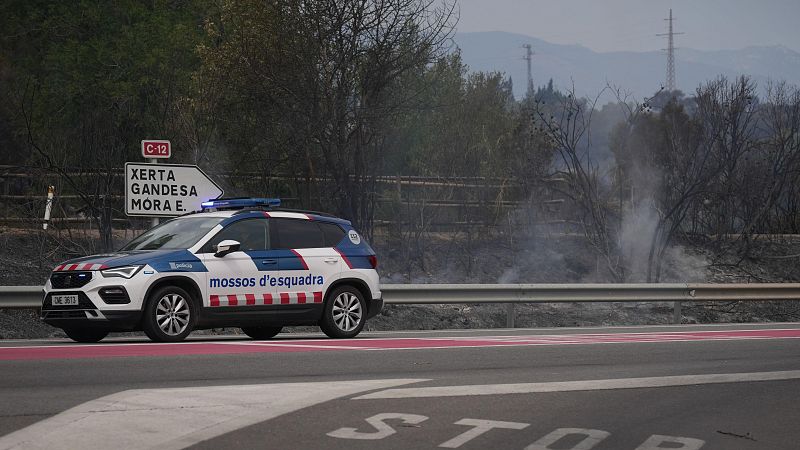 Casi 20.000 vecinos, confinados por el incendio de Paüls