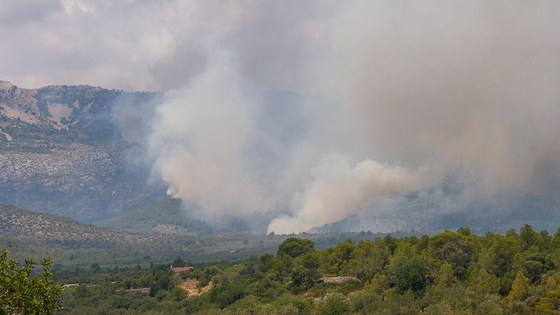 El viento y la orografía complican la extinción del incendio de Paüls, en Tarragona