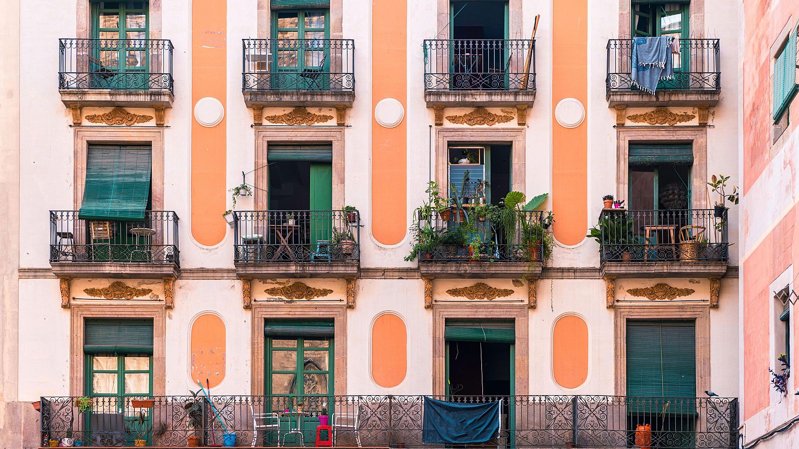 La Justicia cierra diez pisos turísticos en La Latina - Telediario 1 | Ver