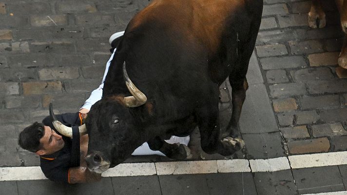 San Fermín - Tercer encierro de San Fermín 2025: vídeo a cámara lenta