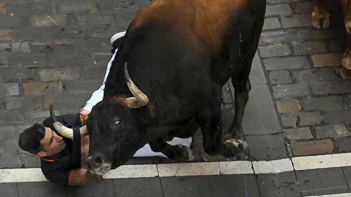 Tercer encierro: un mozo es arrastrado varios metros por uno de los veloces lvaro Nez