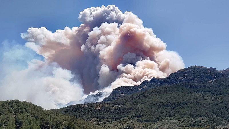 Estabilizado el incendio de Paüls, aunque se mantiene el confinamiento en esta localidad - Informativo 24h | Ver