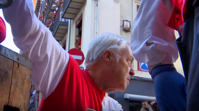 Corredor en San Fermín desde hace 53 años busca a un policía que le salvó la vida el año pasado