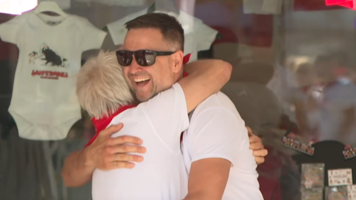 Telediario 2 - Un corredor de San Fermín se reencuentra con el policía municipal que le salvó la vida