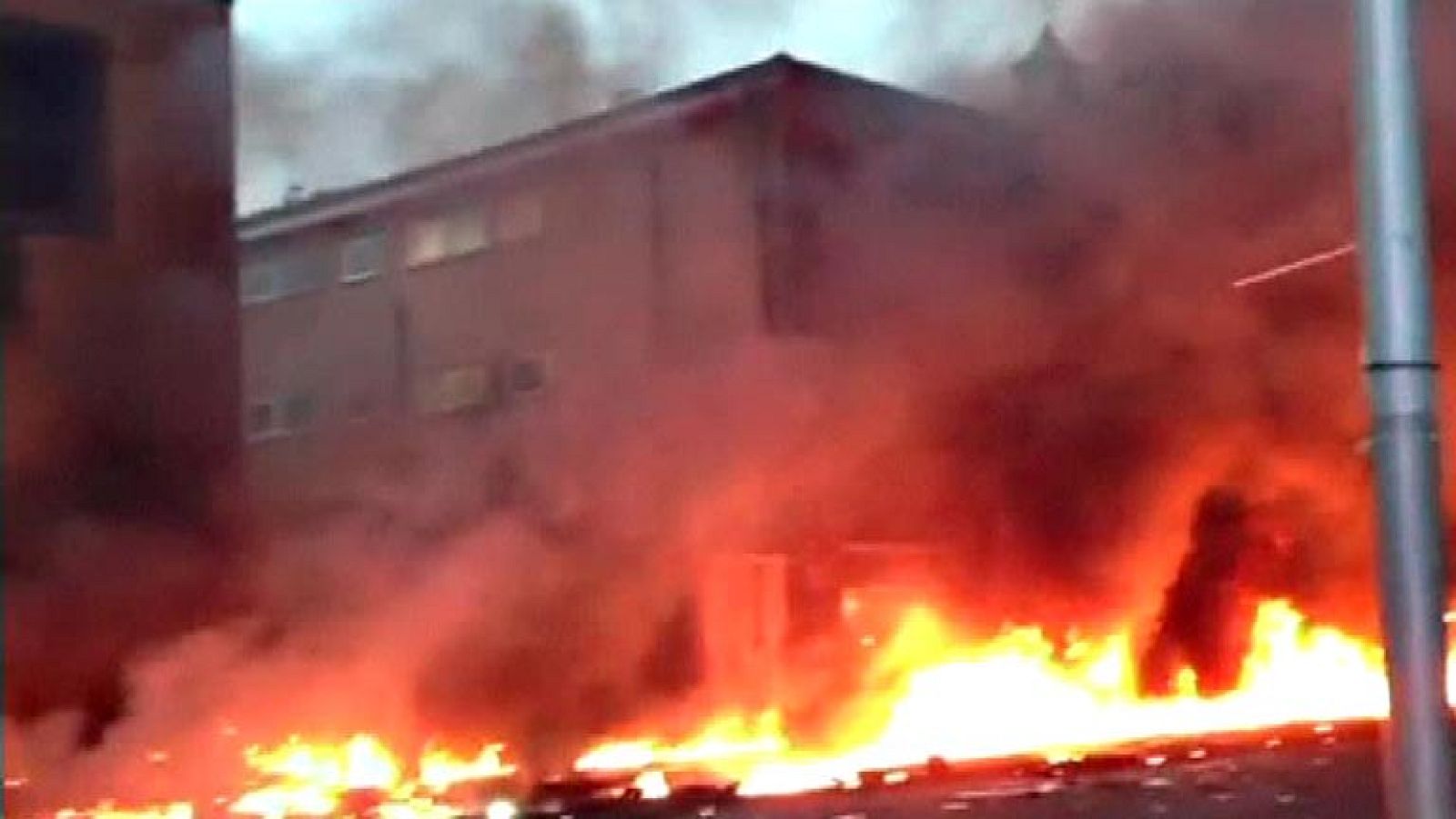 Un helicóptero se estrella en el centro de Londres