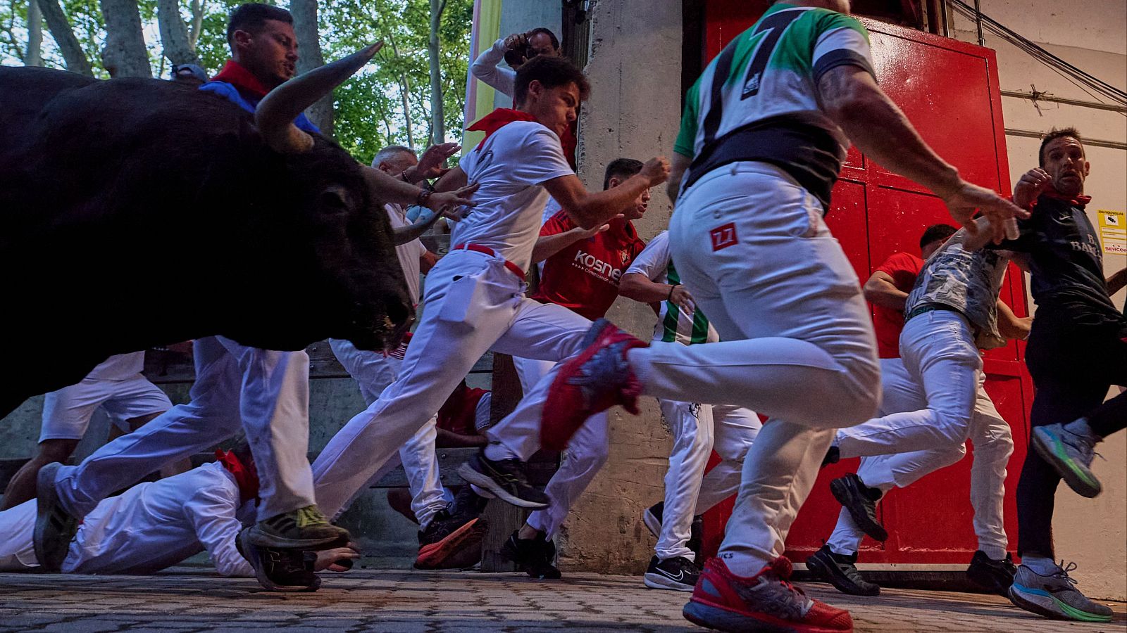San Fermín 2025: Quinto encierro | Vídeo a cámara lenta | Ver