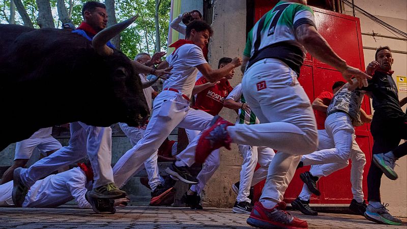 Quinto encierro, al detalle: dos mozos se agarran y corren juntos delante del toro