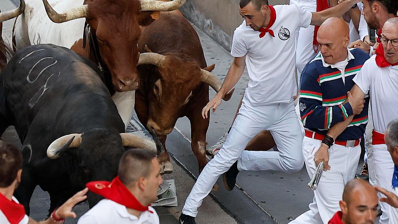 VÍDEO RNE Audio | Quinto encierro: los Jandilla se transforman de peligrosos a rápidos - Sanfermines en RNE | Ver