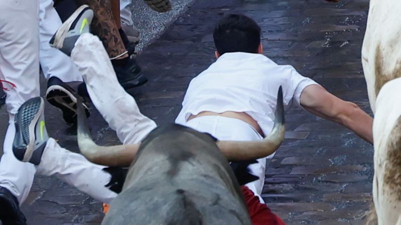 Sexto encierro, al detalle: un toro desbocado barre en la plaza a varios mozos