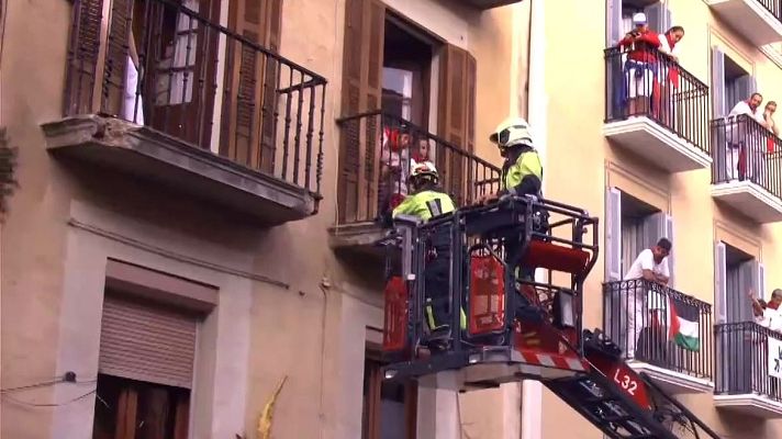San Fermín - El desprendimiento de parte de la cornisa de un balcón retrasa el sexto encierro