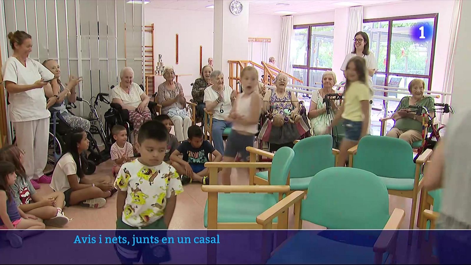 Estius que uneixen generacions: nens i avis, junts al casal