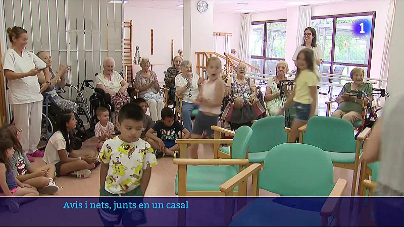 Estius que uneixen generacions: nens i avis, junts al casal