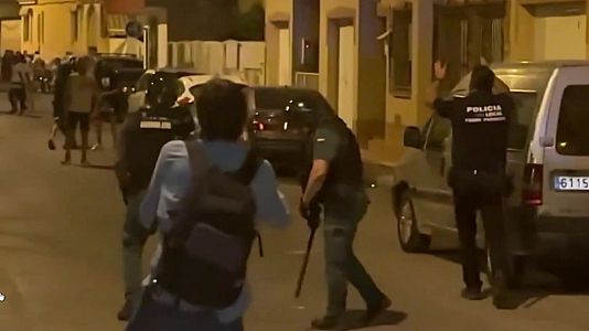 Nueva noche de tensión y cargas en Torre Pacheco: "Hay algún lesionado, contenedores quemados, han tirado botellas"