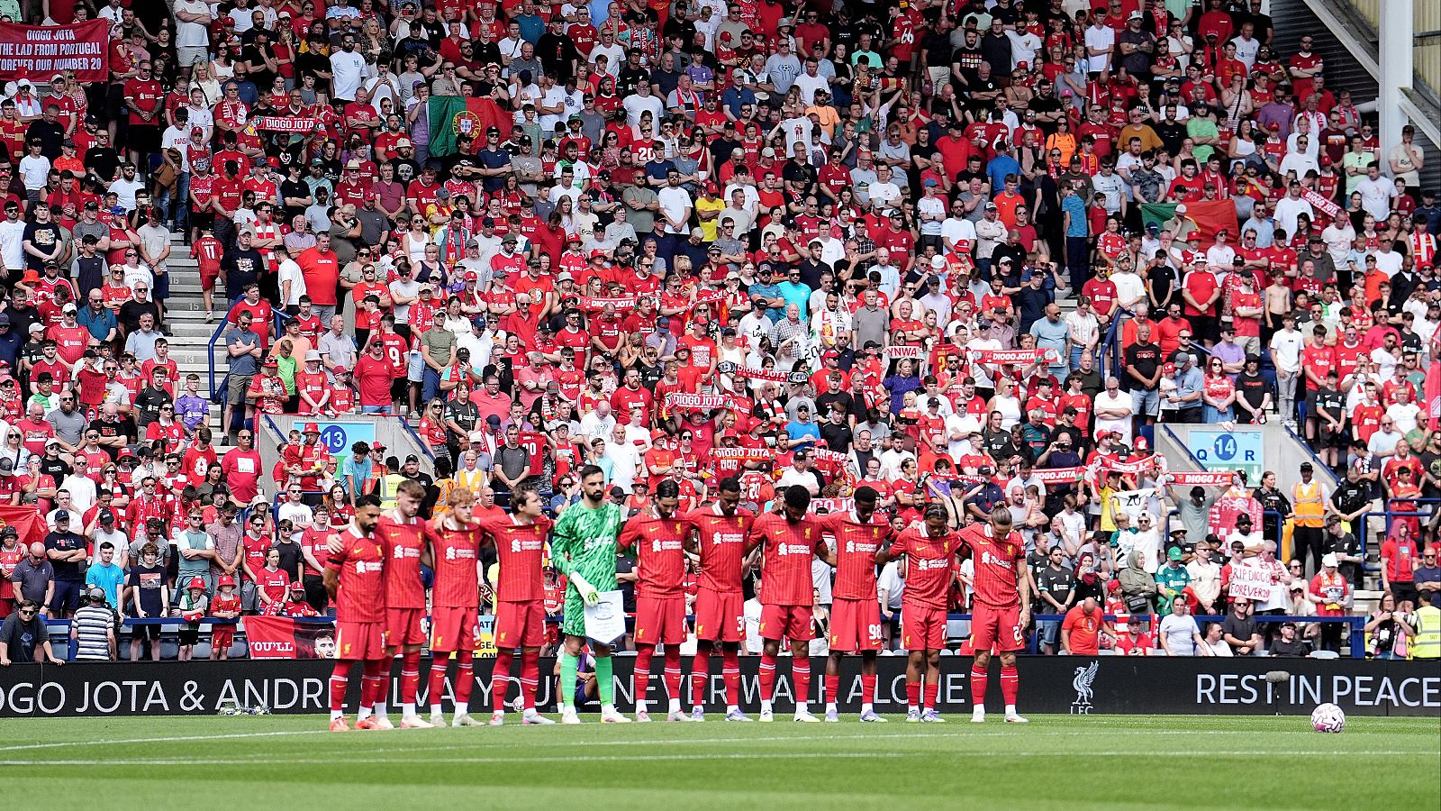 Emocionante homenaje a Diogo Jota en el primer partido del Liverpool tras su muerte - Fútbol | Ver