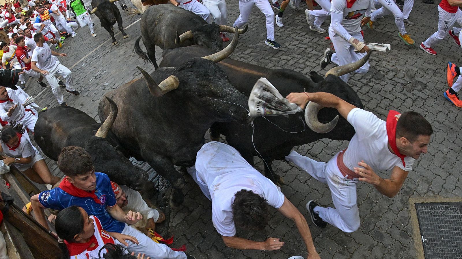 Último encierro de San Fermín 2025: Los Miura ponen el broche final con el encierro más rápido de las fiestas - Escuchar ahora