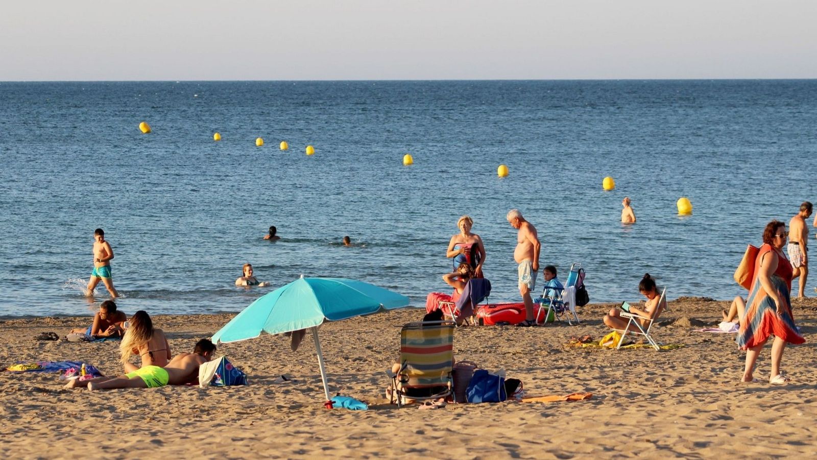 Cada vez menos turistas españoles en las playas del país por los altos precios - Telediario 1 | Ver