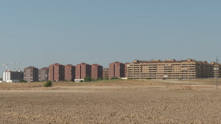 Telediario 1 - La venta de vivienda llena las ciudades abandonadas, símbolos de la burbuja inmobiliaria