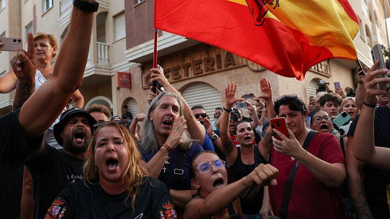 Concentración de ultras en las calles de Torre Pacheco desinflada por la presencia policial - Telediario 1 | Ver