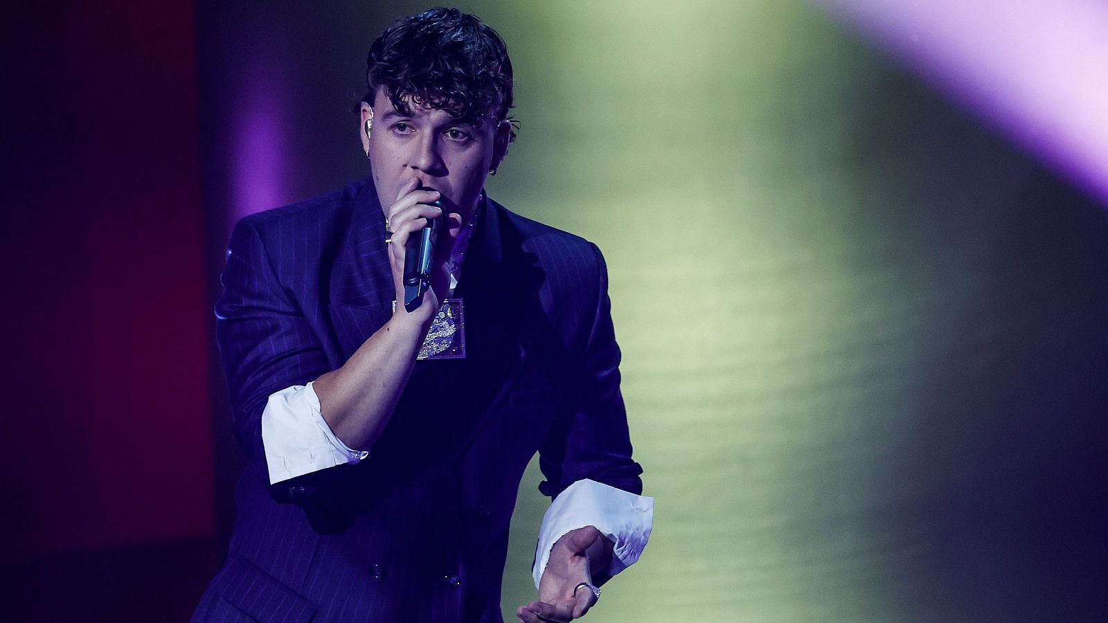 Quevedo canta "Kassandra" en los Premios Academia de la Moda Española 2025 | Ver