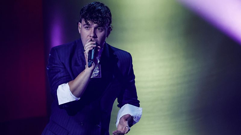 Quevedo canta "Kassandra" en los Premios Academia de la Moda Española 2025 | Ver