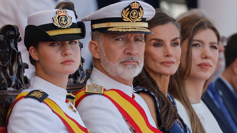 El rey impone a su hija la princesa Leonor la Gran Cruz del Mérito Naval en Marín