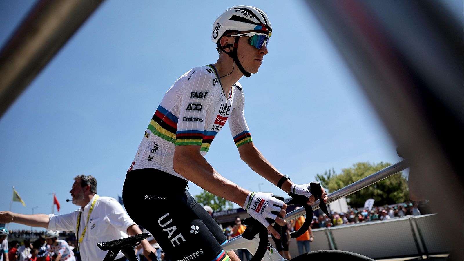 Pogacar se va al suelo y gran gesto deportivo de sus rivales | Ver