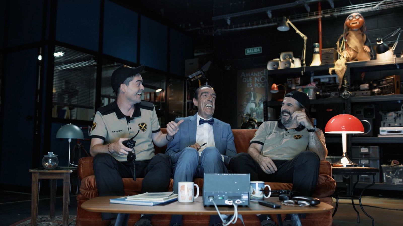 La divertida reacción de Félix El Gato a su paso por TVE junto a los guardias de 'La Garita' - La garita | Ver