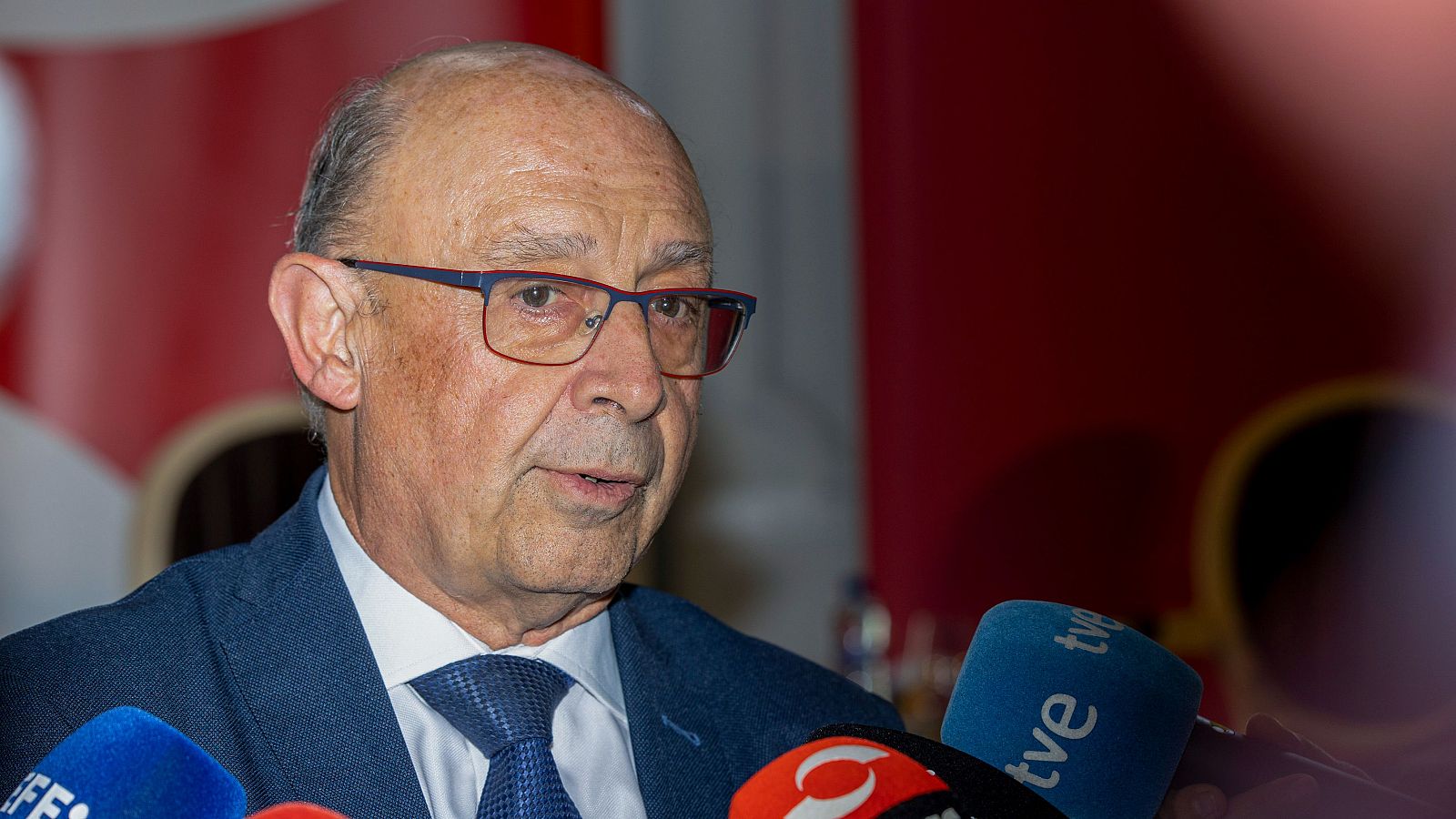 Un juez imputa a Cristóbal Montoro por beneficiar ilegalmente a empresas gasistas cuando era ministro de Hacienda - Telediario 2 | Ver