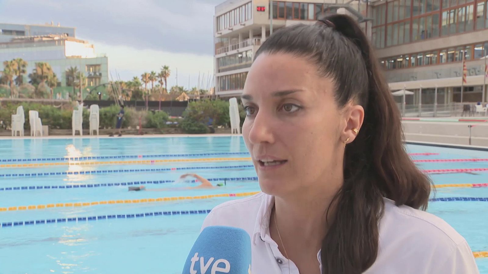Andrea Fuentes: "Dennis González aporta muchísimo al equipo" - Natación | Ver