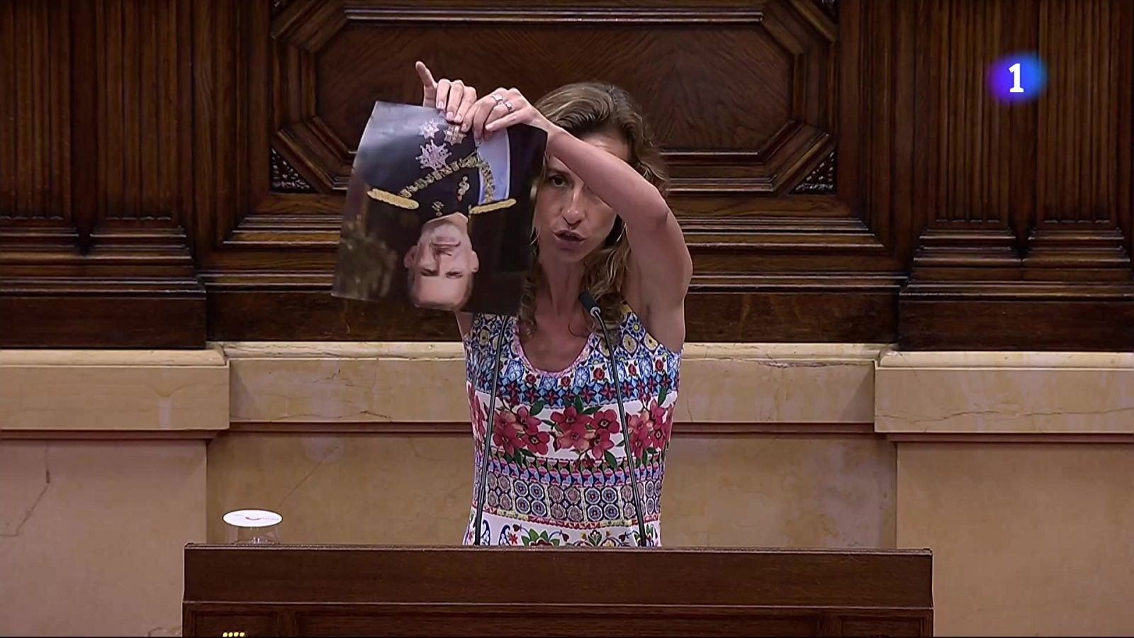 La CUP estripa la fotografia de Felip VI al Parlament