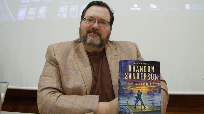 Telediario 1 - El escritor Brandon Sanderson levanta pasiones en el 'Celsius 232' de Avilés